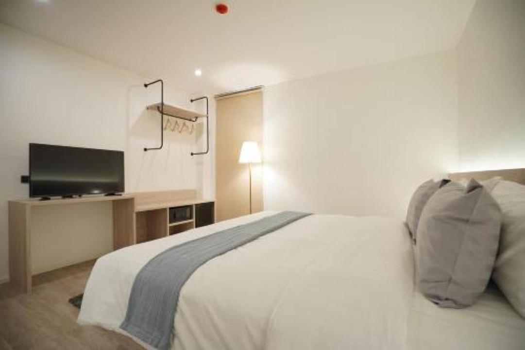 E11 Hotel - Bts Punnawithi Бангкок Экстерьер фото