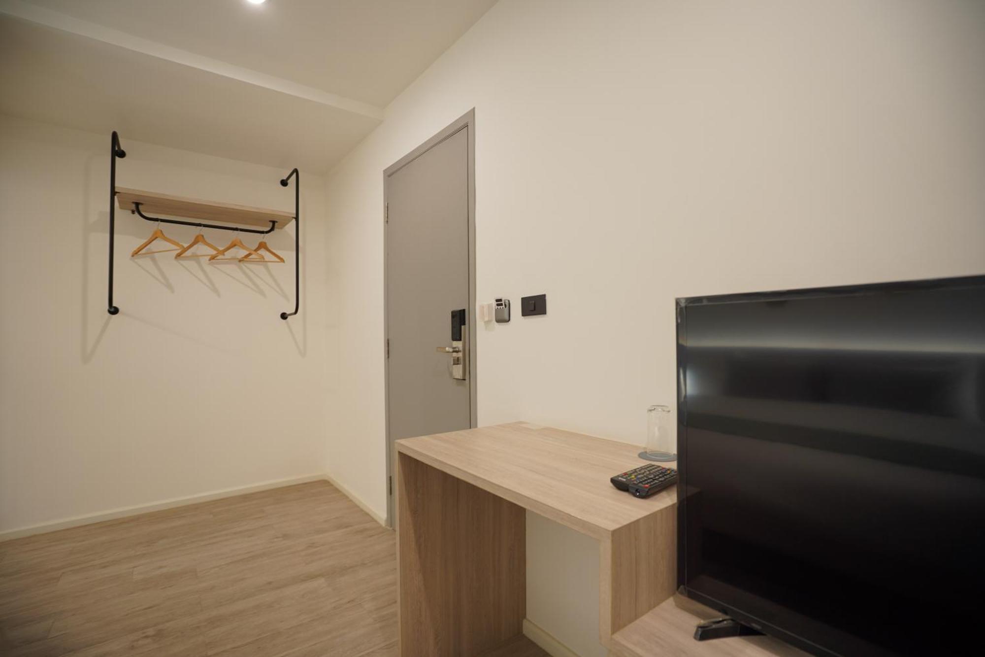 E11 Hotel - Bts Punnawithi Бангкок Экстерьер фото